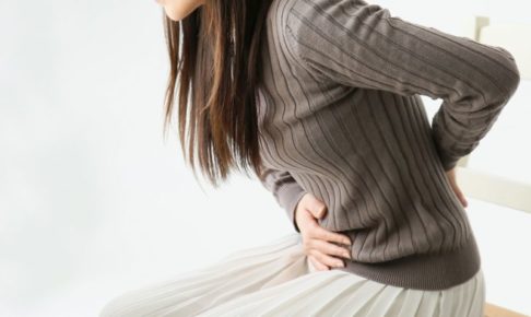 お腹に異常をきたした女性