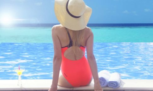 プールサイドにたたずむ女性