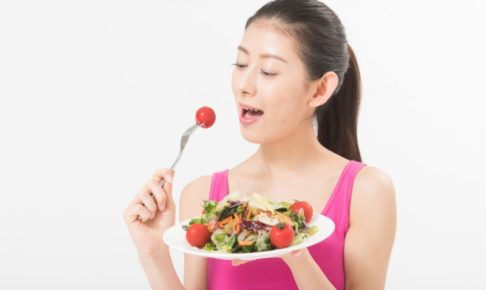 サラダを食べる女性