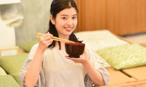 味噌汁の椀を持っている女性