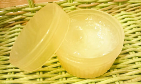 黄色いカゴに入った黄色いヴァセリン