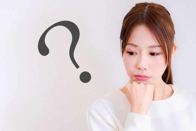 素朴に疑問符を浮かべる女性