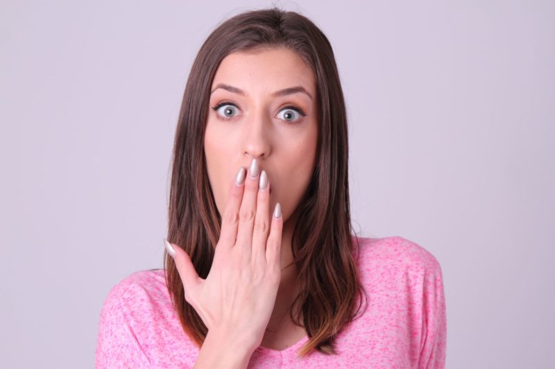 目を見開いて驚く外国人女性