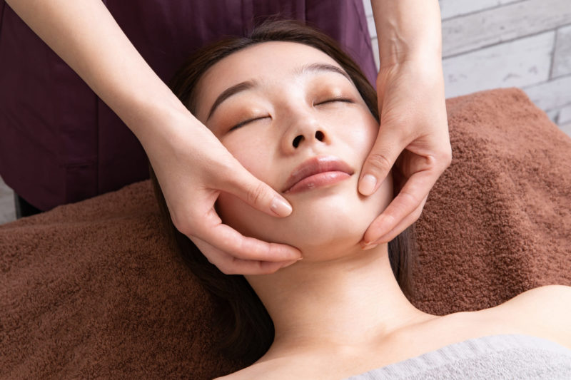エステでリンパマッサージを受ける女性