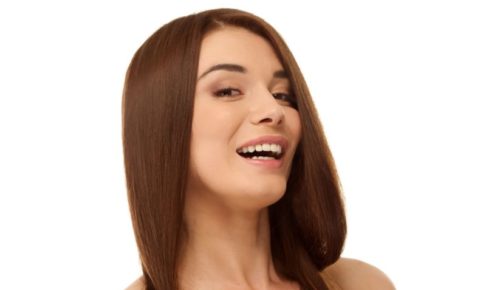 斜めから笑顔を振りまく外国人女性モデル