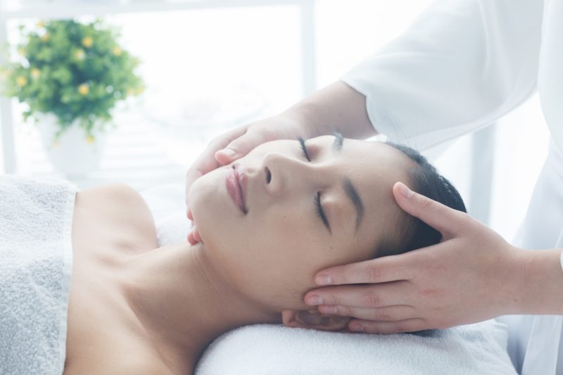 顔面のリフトアップを受ける女性のイメージ