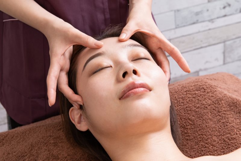 顔面のリフトアップを受ける女性