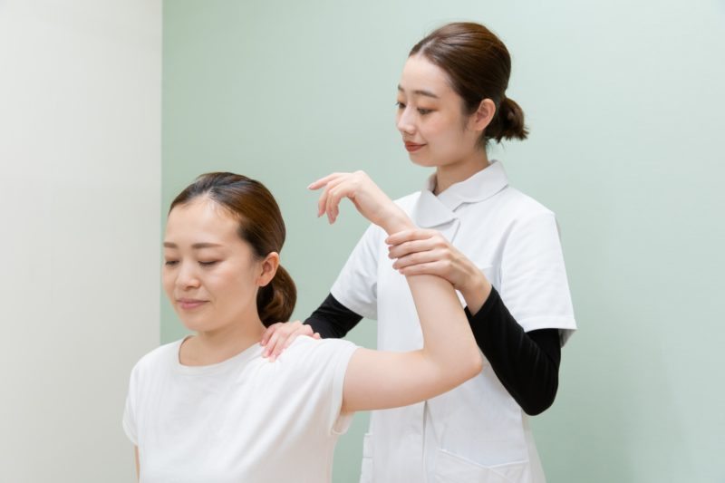 マッサージのサポートをする女性