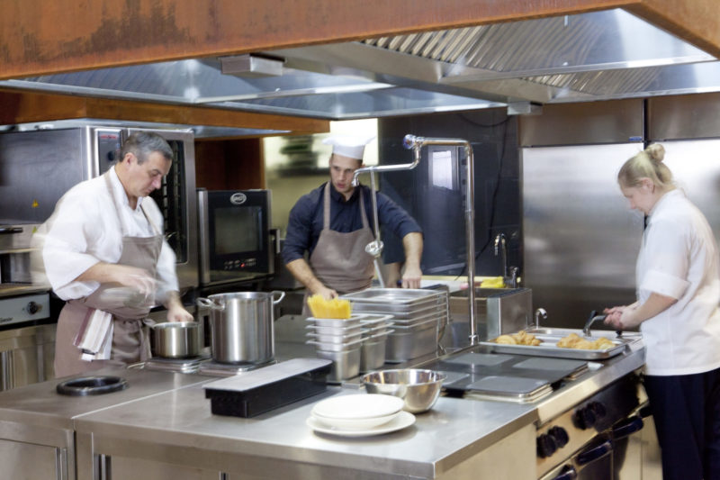 立ち仕事の代表料理人