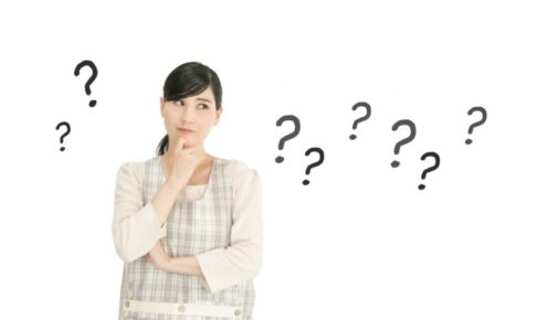 エプロン姿の疑問だらけの女性