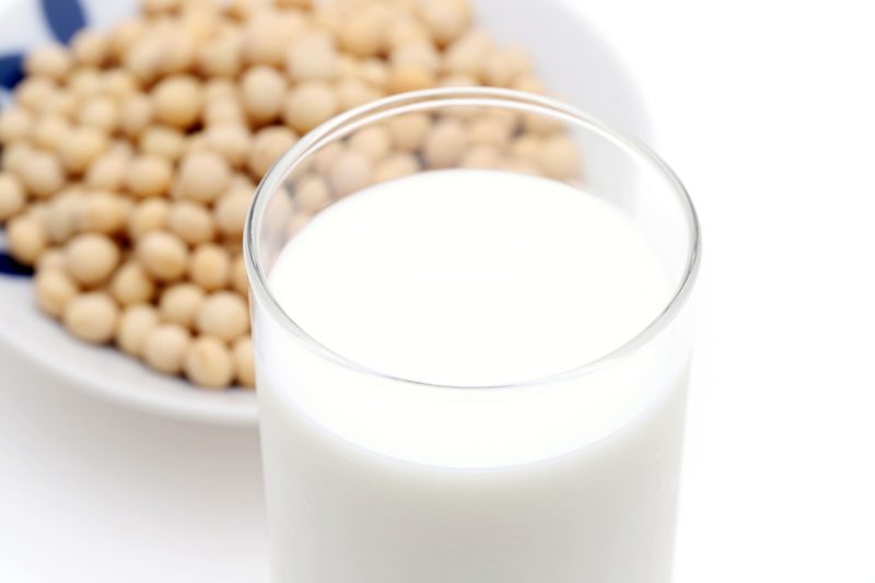 牛乳と器に盛られた大豆