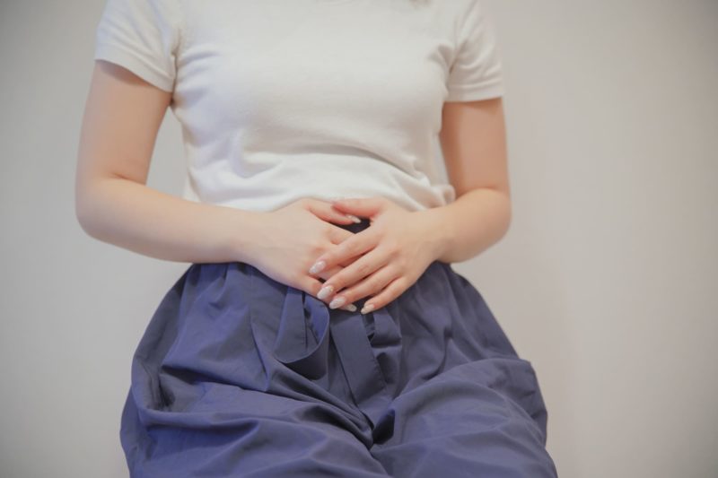 お腹を気にしている人