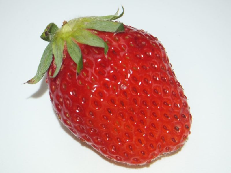 毒々しい赤と目立つブツブツのでっかいイチゴ