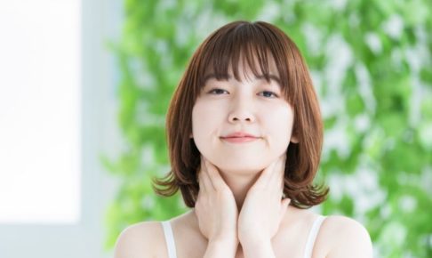 首筋をマッサージしてる風の女性