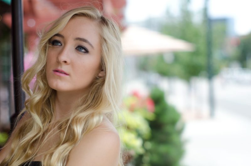 化粧が濃い金髪外国人女性