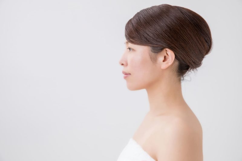 鎖骨を出した日本人女性の横顔