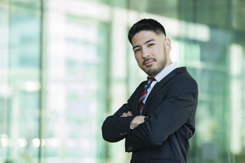 ワイルドに決めポーズをしている髭が濃い男性