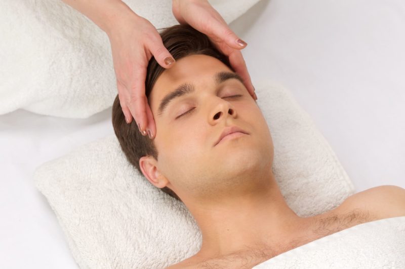 フェイシャルエステを受けている外国人男性