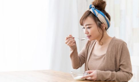 美容のためにヨーグルトを食べる女性
