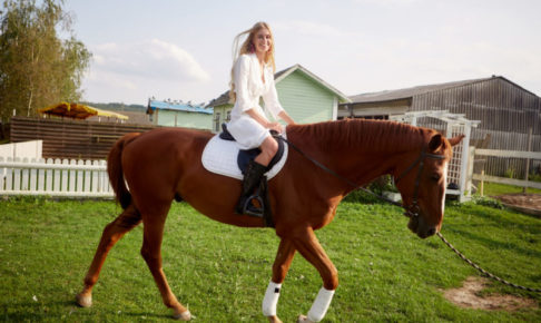 ワンピース姿で馬に乗れちゃう女の子