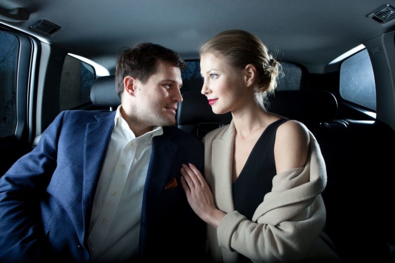 車内で大人のデートをしている外国人カップル