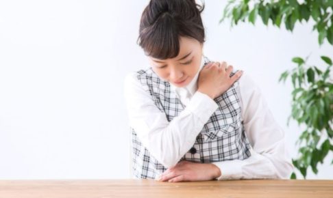 五十肩の痛みに悩む女性