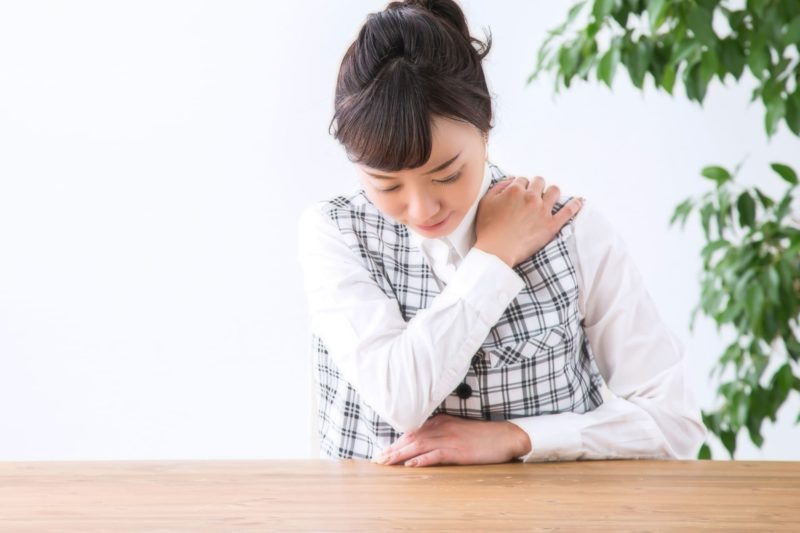 五十肩の痛みに悩む女性