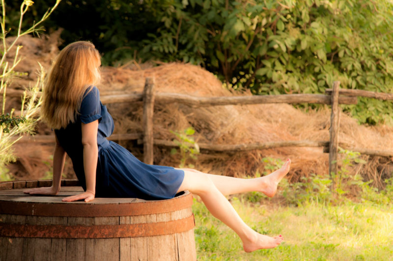 庭でくつろぐ色白女性