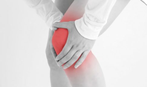 膝の痛みに耐える女性