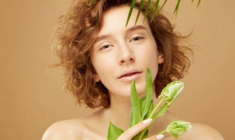 茶髪の女性の画像