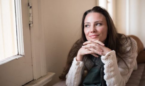 微笑んでいる外国人女性　冬の画像