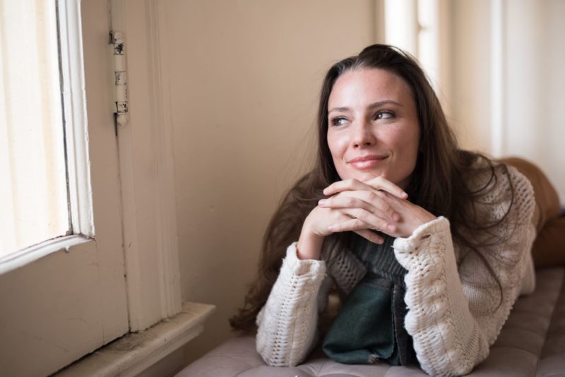 微笑んでいる外国人女性　冬の画像