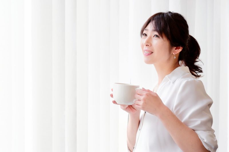 カップを持っている女性の画像