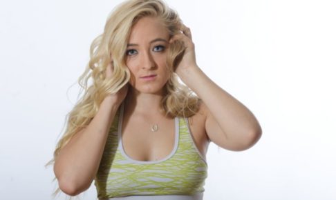 豊満でグラマラスな金髪女性