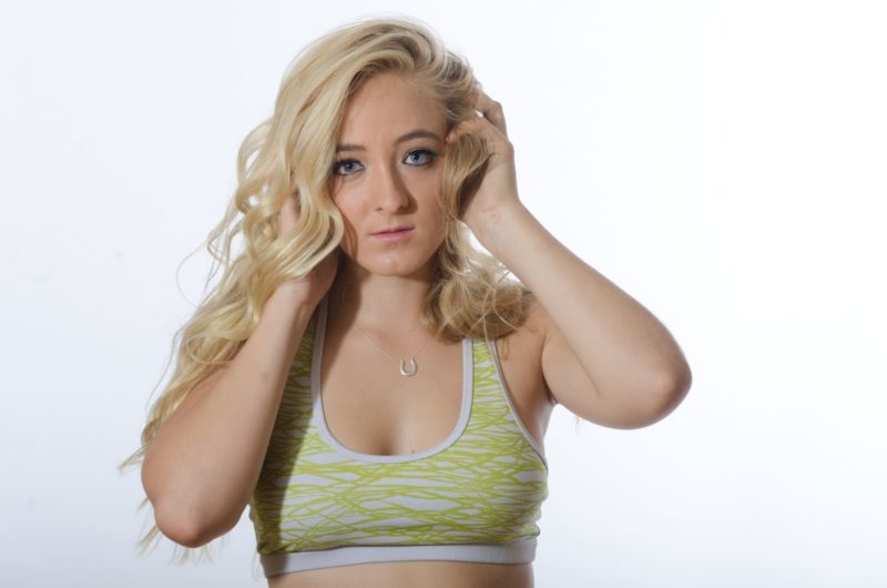 豊満でグラマラスな金髪女性