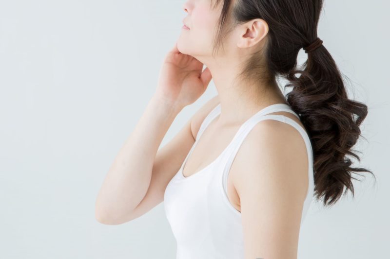 白いタンクトップを着ている日本人女性