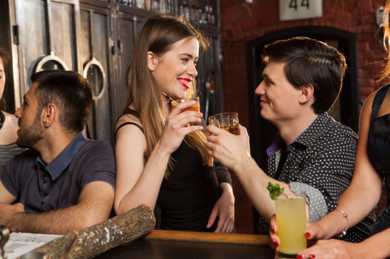 バーで良い雰囲気になっている男女