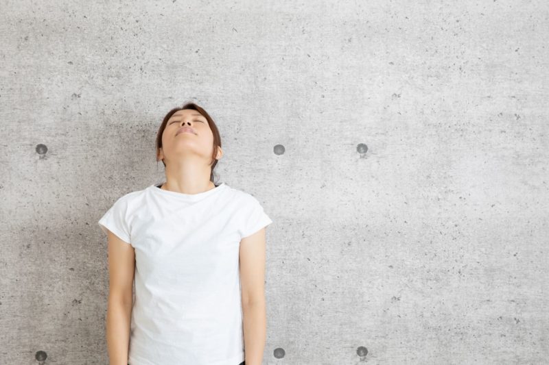 首の運動だが実は体幹を整えている女性