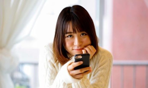 スマホを手にした垂れ目の日本人女性