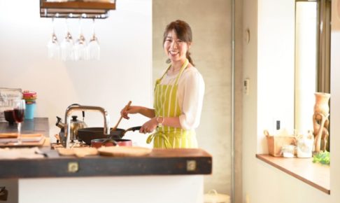肌の悩みを解消するために料理をする女性