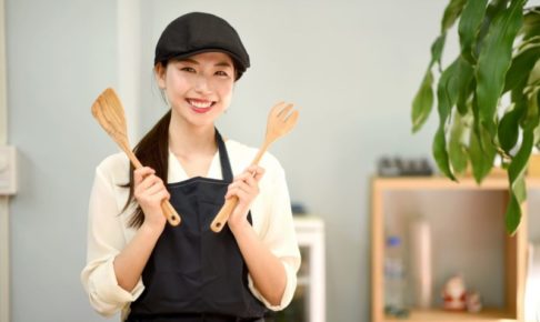 プラセンタエプロン姿の女性