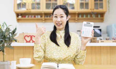 機嫌よく家計簿をつける女性