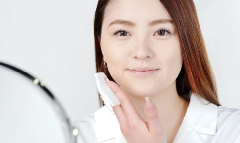 コットンで化粧水を付けてる女性の正面の顔