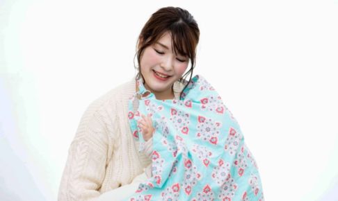 ケープを使って授乳をしているお母さん