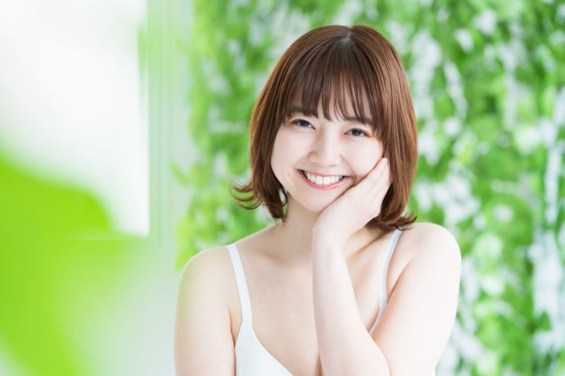 自分の肌に満足している美白の女の子