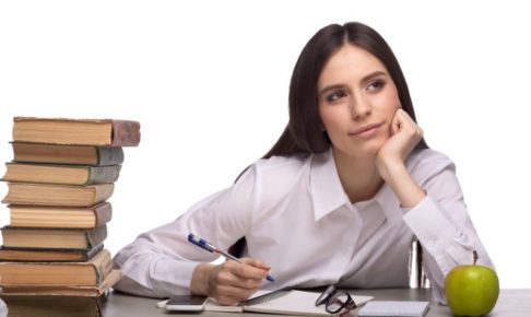 勉強しながら何かの構想を練っているキャリアウーマン