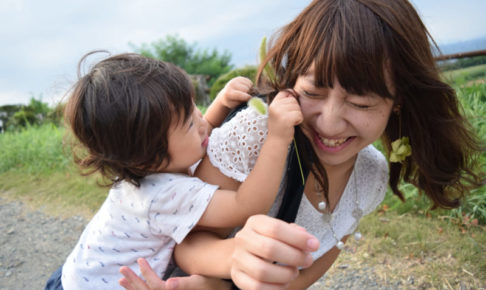 コラーゲンと紫外線 子供と戯れる女性