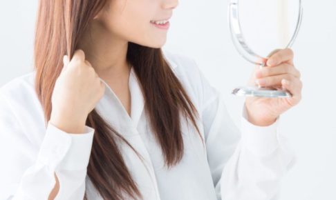 コラーゲンリフト 鏡にうつる女性