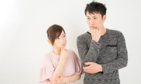 顎に手を当てて考える男女