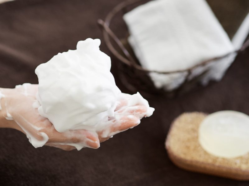 洗顔泡と石鹸とタオル